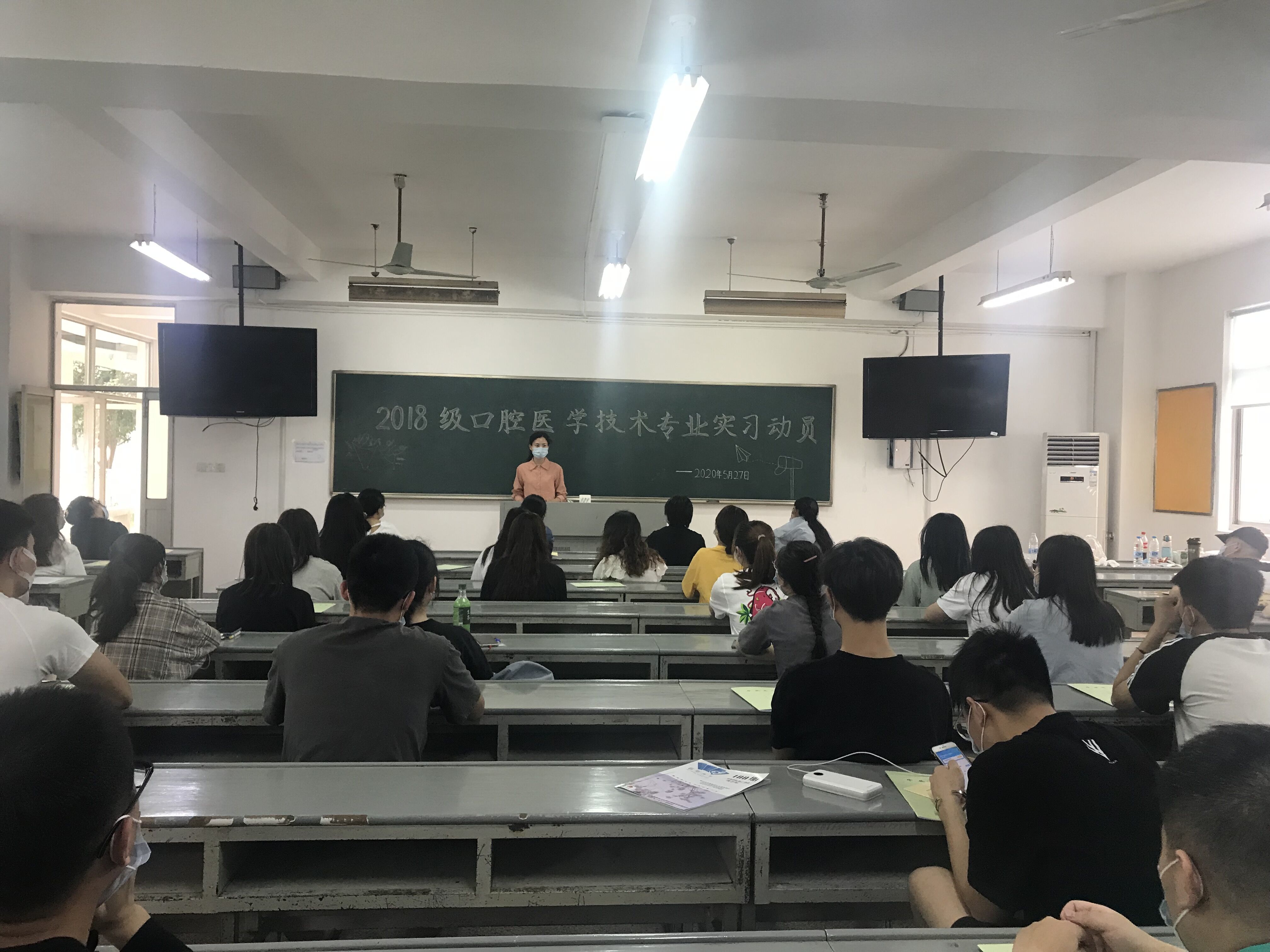景俊芳老師講話.jpg