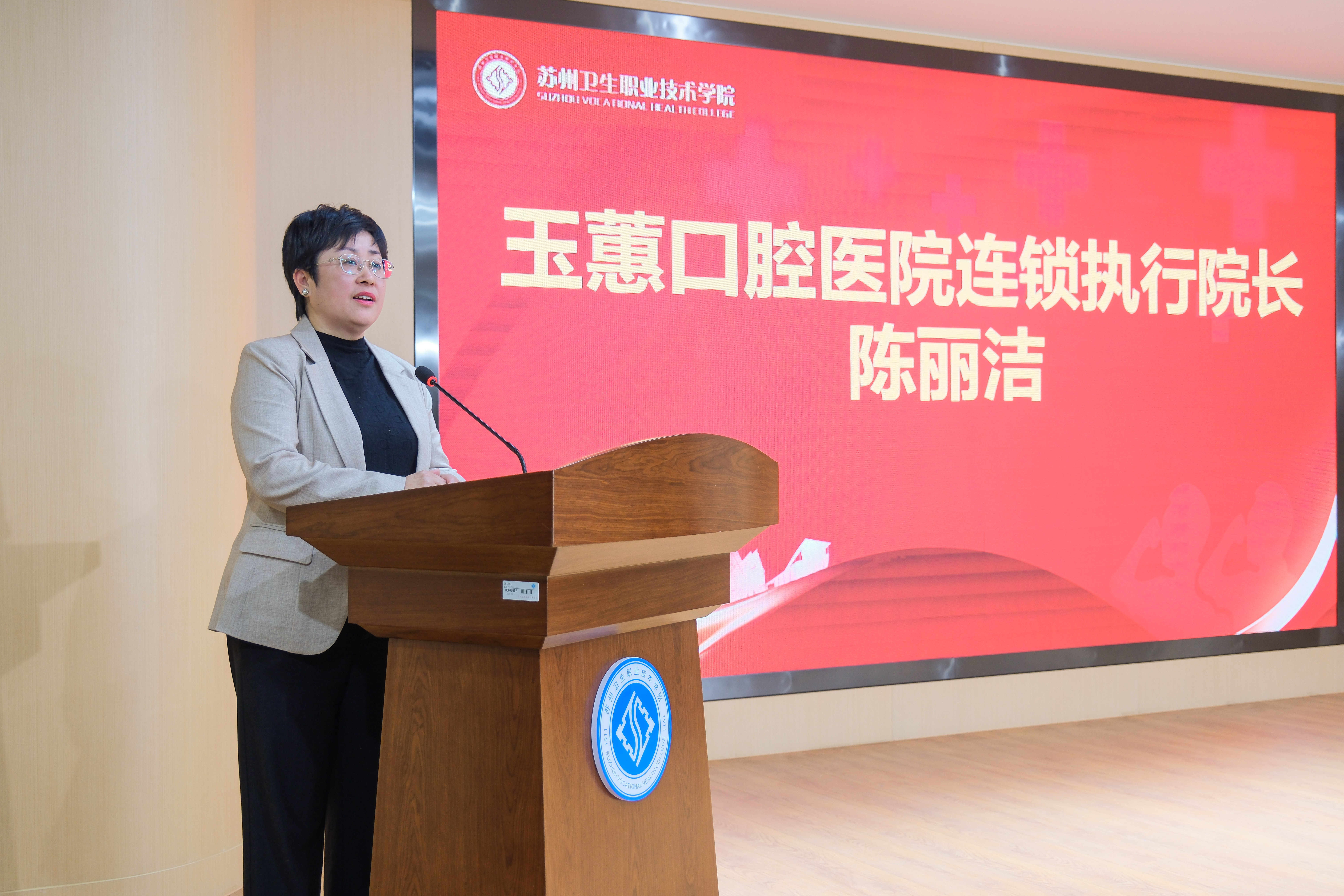 杰出校友發(fā)言的.jpg