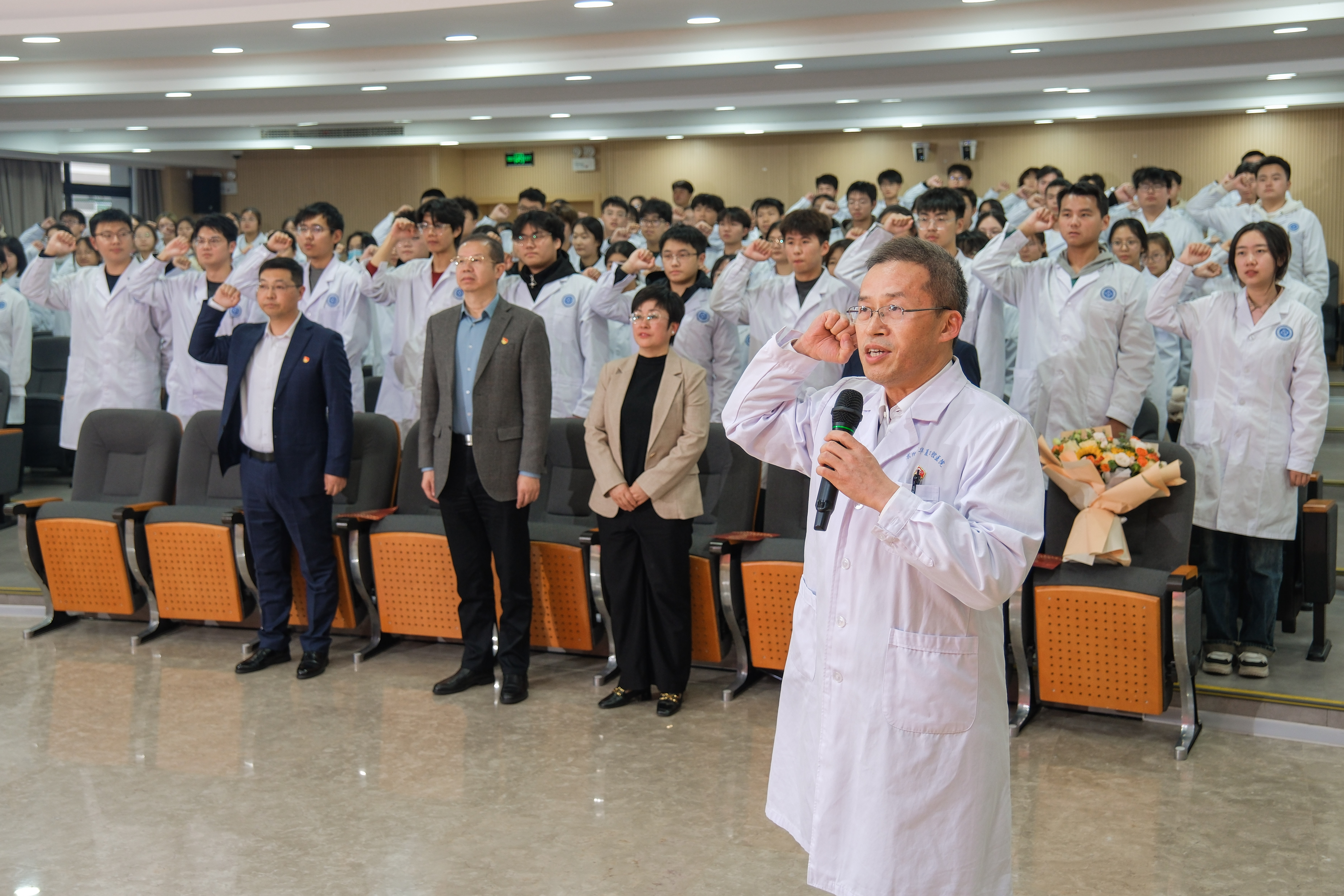 朱鵬院長領(lǐng)誓的.jpg
